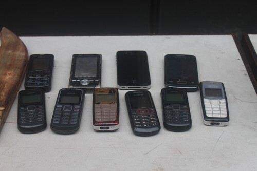 Những chiếc điện thoại, tang vật bị lực lượng 142 thu giữ từ các đối tượng móc túi.